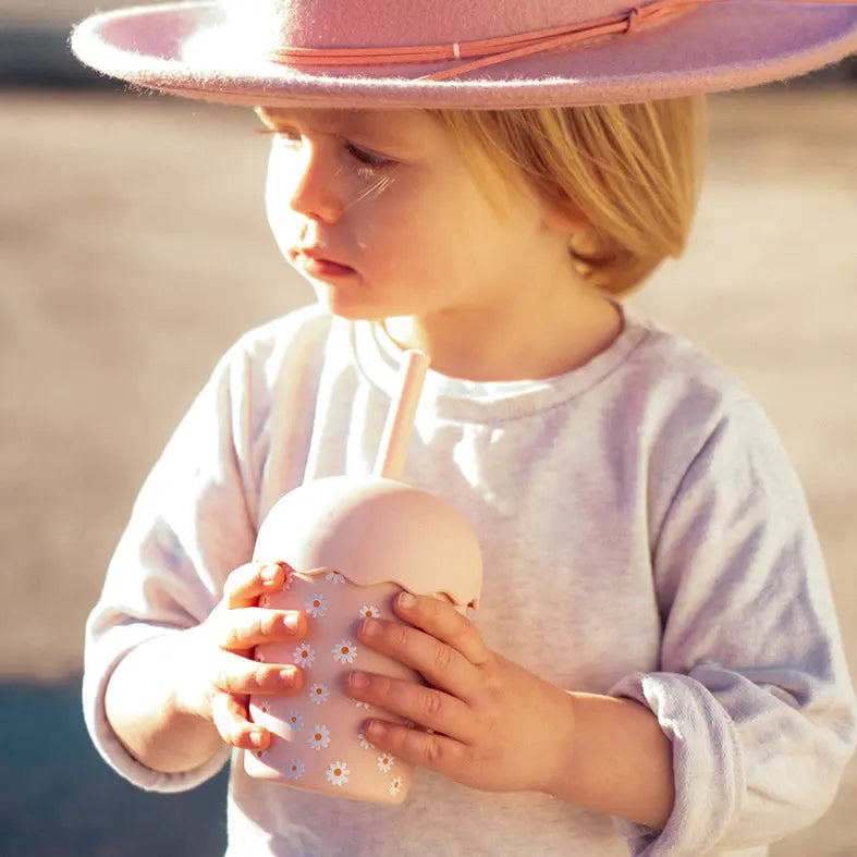 girl holding 200ml smoothie cup in pink