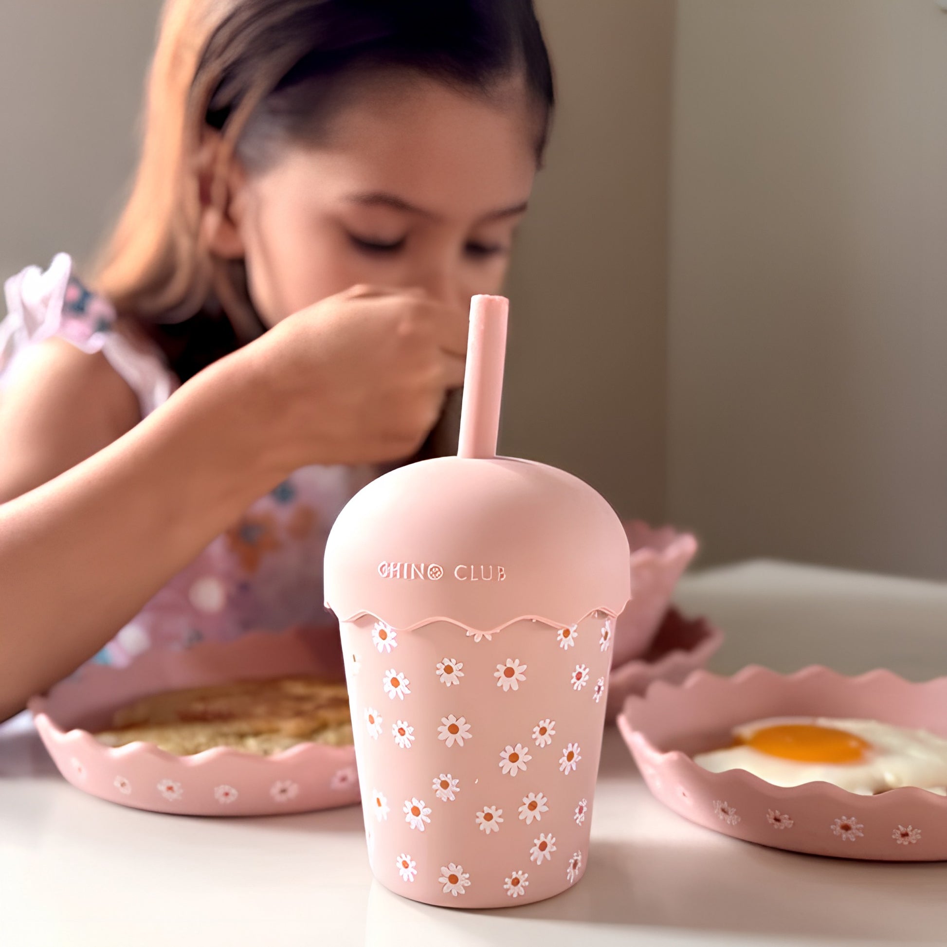 Pink daisy 200ml smoothie cup with daisy dining set to match
